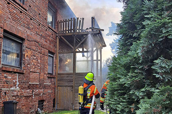 Feuerwehrkräfte löschen brennenden Balkon