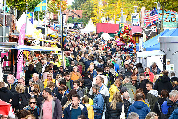 Tausende Besucher kommen zum dritten Oktobermarkt-Tag mit Verkaufsoffenem Sonntag