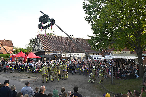 Hunderte Besucher zum Maibaumfest Up'n Brinke: In Sievershausen glühen die Fritteusen