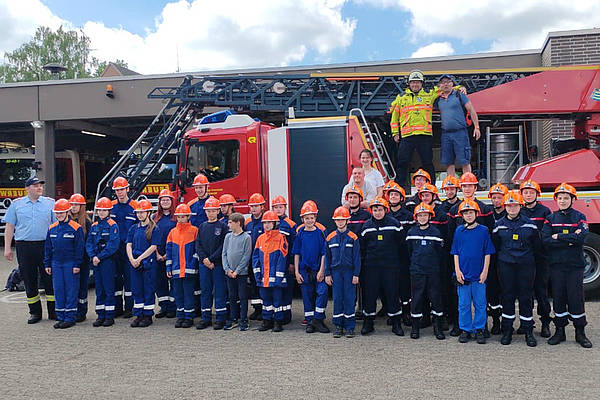 Jugendfeuerwehrmitglieder aus Frankreich besuchen Großburgwedeler Feuerwehr