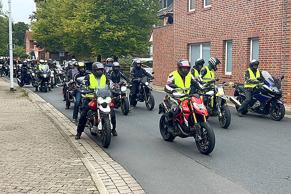 50 Motorräder starten zur Ausfahrt anlässlich des 11. Motorrad-Gottesdienstes