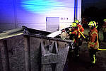 Einsatzkräfte der Ortsfeuerwehr Dollbergen löschen brennenden Container
