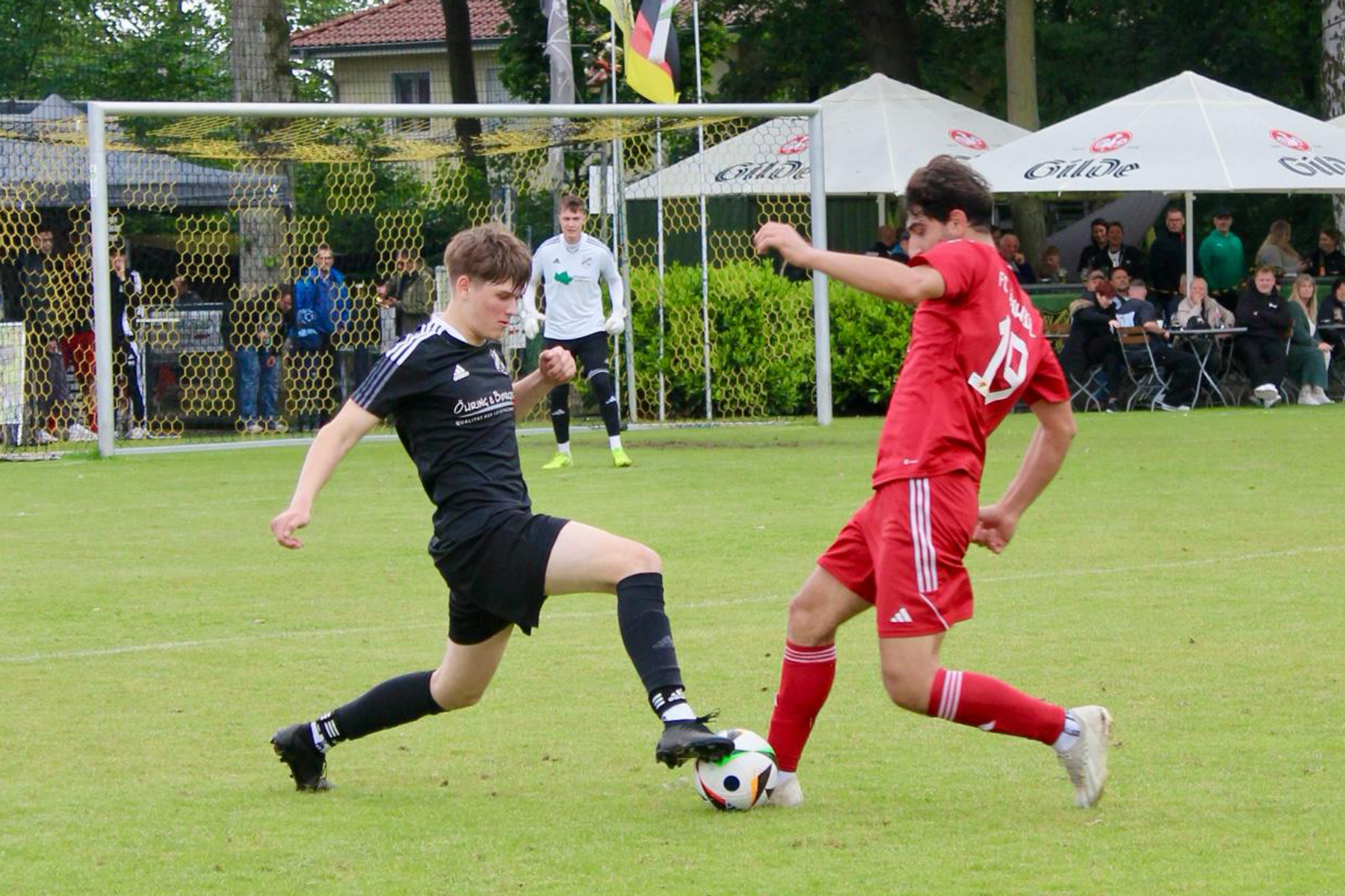 Der SV Sorgensen (in schwarzen Trikots) beendet die Saison mit einem 3:3-Unentschieden gegen den FC Burgwedel.
