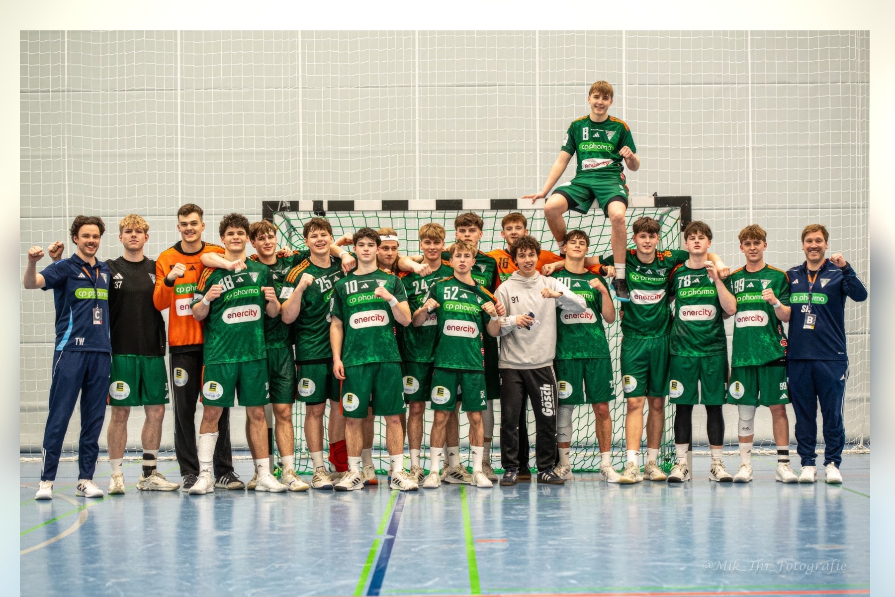 Die A-Junioren der TSV Burgdorf nach einem erfolgreichen Spiel.