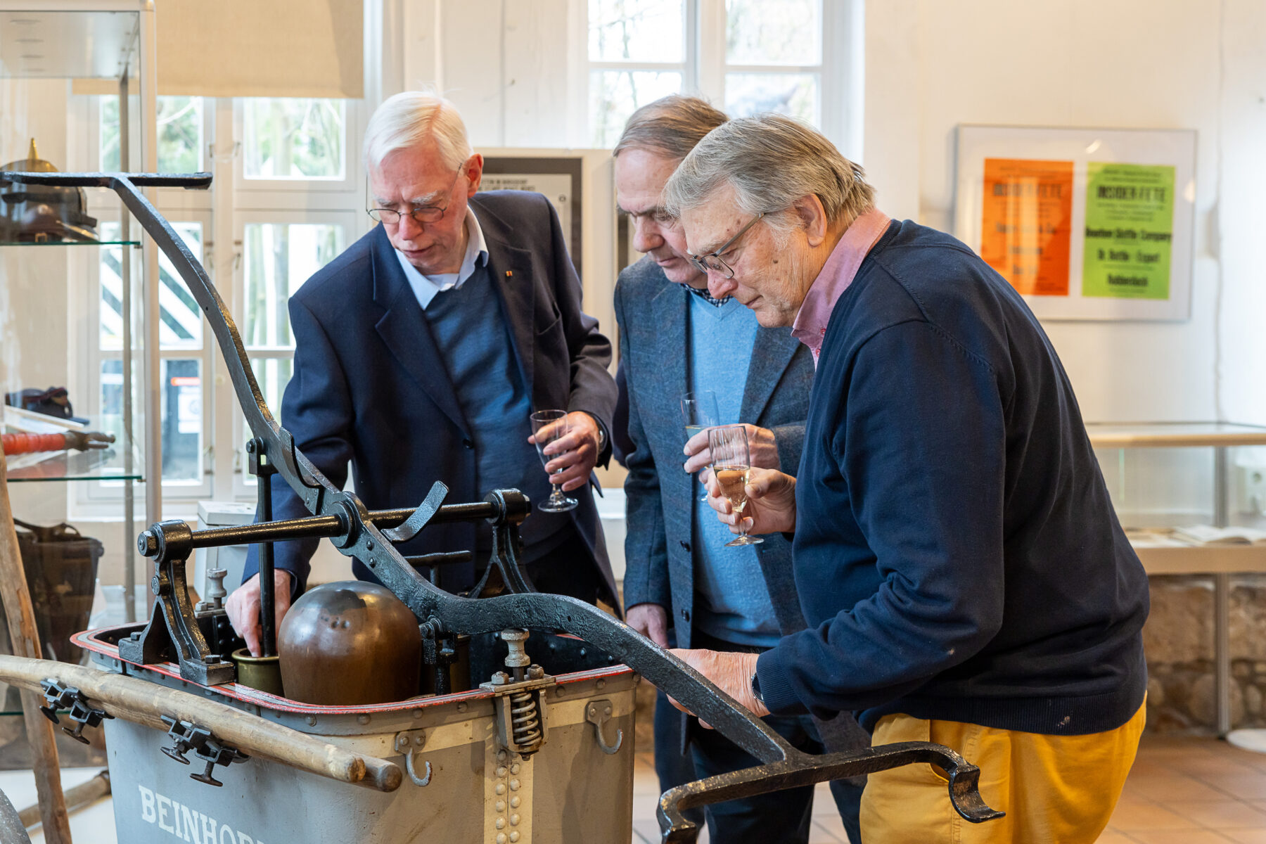Besucher betrachten eine Ausstellung im Stadtmuseum.